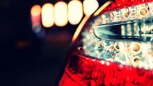 Primer plano del piloto trasero LED encendido de un coche