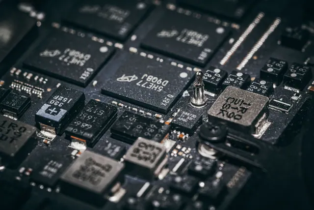 Primer plano de una placa de circuito electrónico con chips y componentes