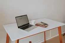 Ordenador portátil abierto sobre una mesa de madera