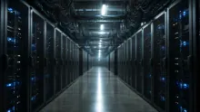 Pasillo de centro de datos con servidores negros alineados a ambos lados