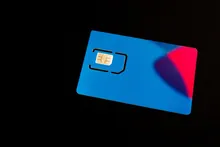 Tarjetas SIM junto a un teléfono móvil sobre una mesa