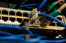 Cables de red conectados a un conmutador en un centro de datos