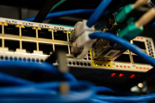 Cables de red conectados a un conmutador en un centro de datos
