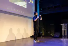 Ponente sobre el escenario durante una presentación tecnológica ante el público