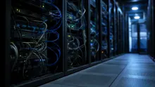 Pasillo de centro de datos con servidores y cables de red azules iluminados