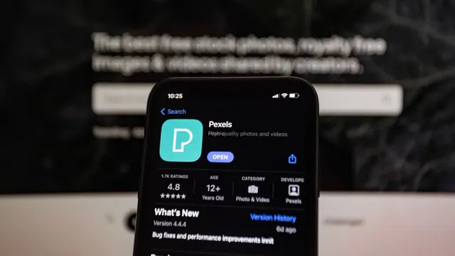 Persona usando la aplicación Fotos en un iPhone para revisar un álbum compartido