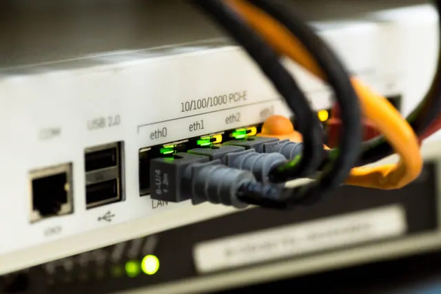 Router de fibra óptica en un domicilio con cables de red conectados
