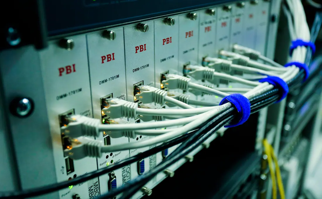 Cables de fibra óptica conectados a un equipo de red