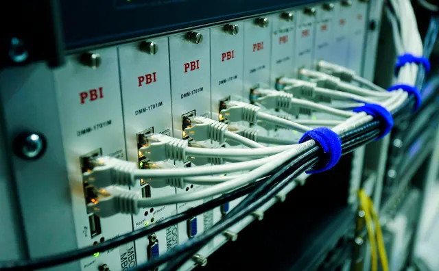 Cables de fibra óptica conectados a un equipo de red