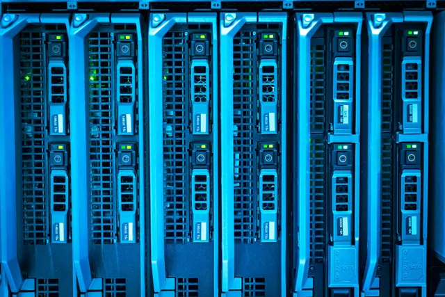 Servidores en un centro de datos iluminados, representando una intrusión informática