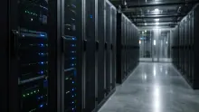 Pasillo de centro de datos con hileras de servidores negros iluminados con luces
