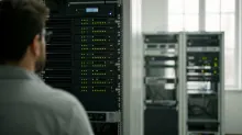 Una persona observa un servidor en un centro de datos