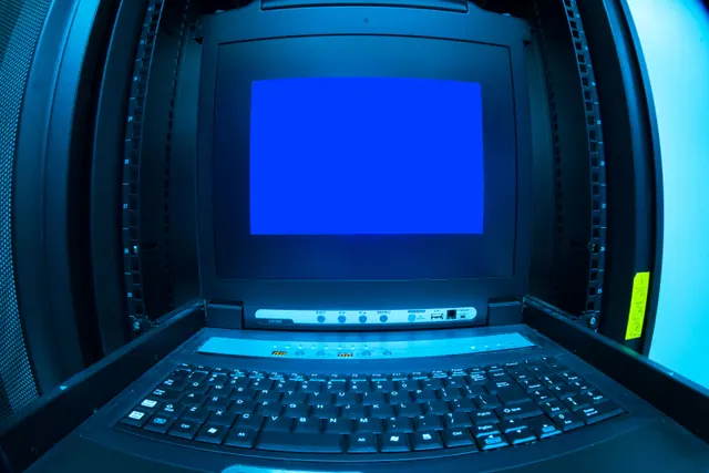 Persona ante un portátil con un mensaje de error de conexión en pantalla