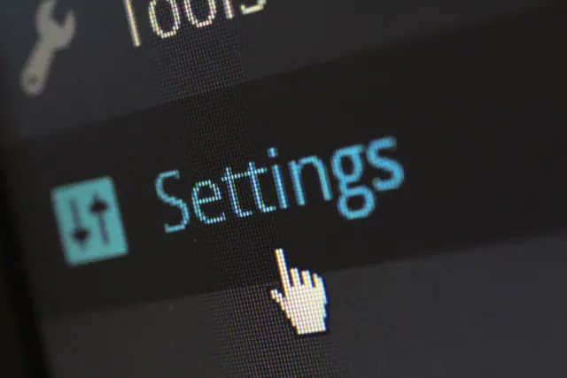 Puntero del ratón sobre la pantalla de un ordenador con Windows