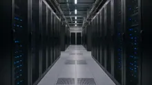 Centro de datos con filas de servidores negros iluminados con luces azules