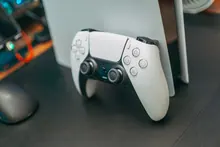 Mando DualSense de PlayStation 5 sobre un escritorio
