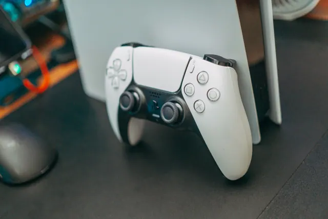 Mando DualSense de PlayStation 5 sobre un escritorio