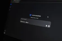 Pantalla de ordenador con una interfaz de inteligencia artificial trabajando en varias tareas