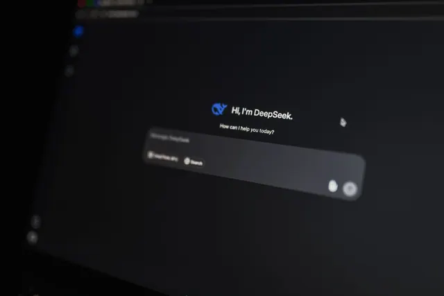 Pantalla de ordenador con una interfaz de inteligencia artificial trabajando en varias tareas