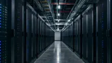 Pasillo de un centro de datos con servidores a ambos lados y luces LED indicadoras