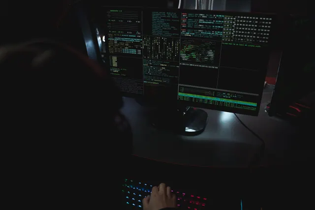 Pantalla con código de programación en un entorno oscuro que evoca la ciberseguridad