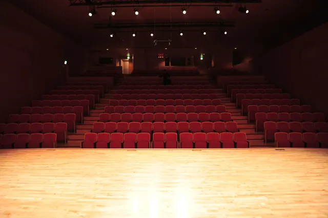 Escenario vacío de un auditorio con focos y sillas preparadas para un evento