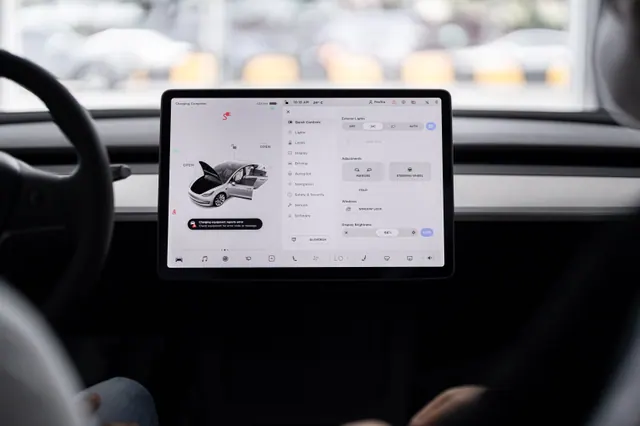 Interior de un coche eléctrico con pantalla táctil central en el salpicadero