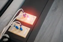 Tomas de red con cables de conexión y chispa eléctrica