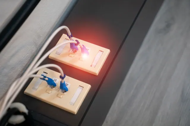 Tomas de red con cables de conexión y chispa eléctrica