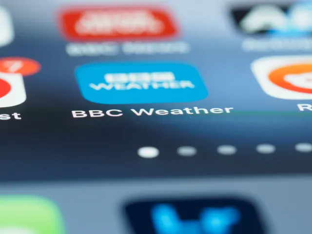 Móvil mostrando una aplicación de previsión meteorológica con lluvia de fondo
