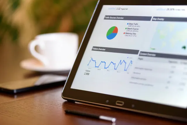 Pantallas con gráficos financieros de software empresarial en una oficina