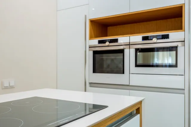 Placa de inducción negra encendida en una encimera de cocina