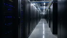 Pasillo de un centro de datos con servidores a ambos lados