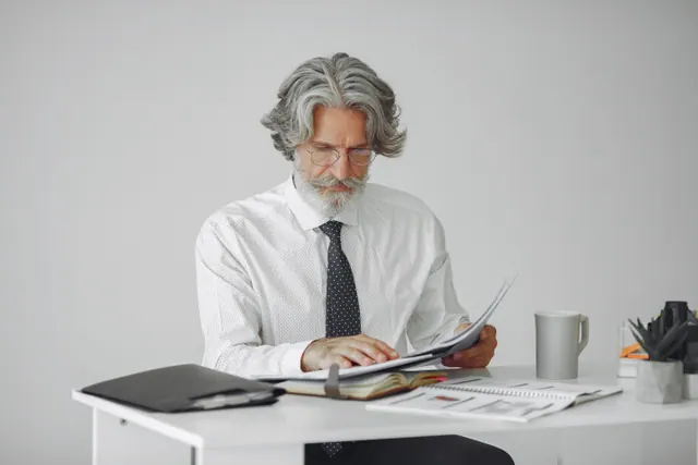 Trabajador autónomo revisando documentos de su vida laboral en una oficina