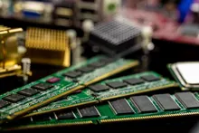 Módulos de memoria RAM junto a disipadores y componentes electrónicos