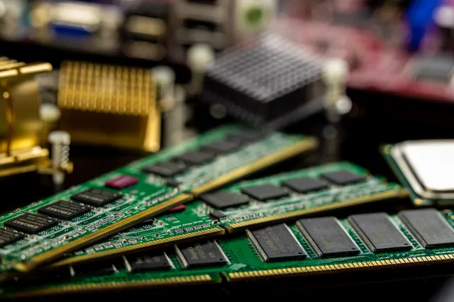 Módulos de memoria RAM junto a disipadores y componentes electrónicos