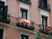 Banderas de España colgadas en balcones de un edificio