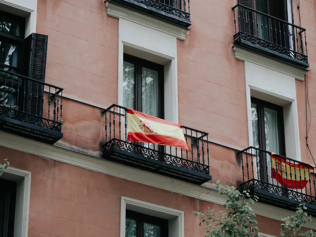Banderas de España colgadas en balcones de un edificio