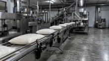 Sacos de harina en una cinta transportadora de una planta de producción industrial
