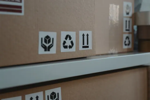 Cajas de cartón con pictogramas de manipulación y reciclaje