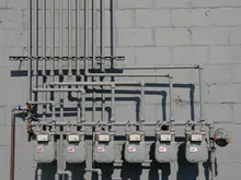 Contadores de gas y tuberías instalados en una pared exterior