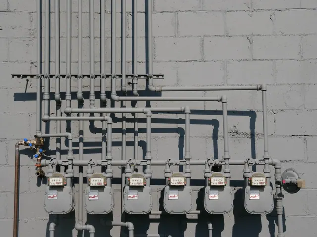 Contadores de gas y tuberías instalados en una pared exterior