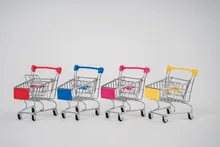 Cartera y tarjeta sobre una mesa junto a muebles de un salón