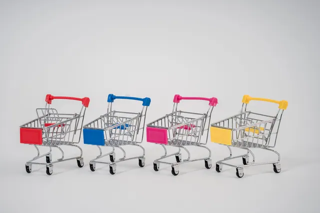 Cartera y tarjeta sobre una mesa junto a muebles de un salón