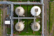 Vista aérea de cuatro tanques esféricos de una planta industrial