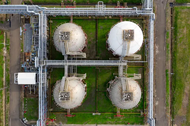 Vista aérea de cuatro tanques esféricos de una planta industrial