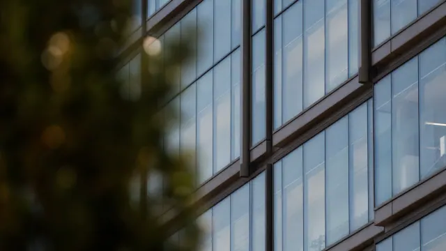 Fachada acristalada de un edificio de oficinas moderno