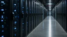 Pasillo de centro de datos con racks de servidores y luces indicadoras azules
