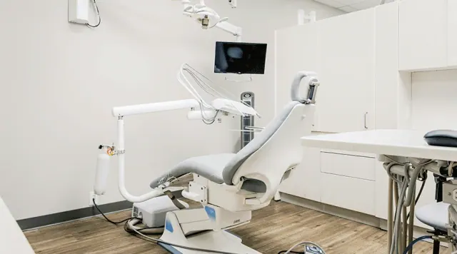 Sillón dental vacío en una moderna clínica odontológica