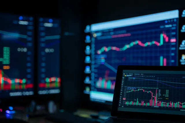 Pantallas de cotización con datos de bolsa y rentabilidades de bonos